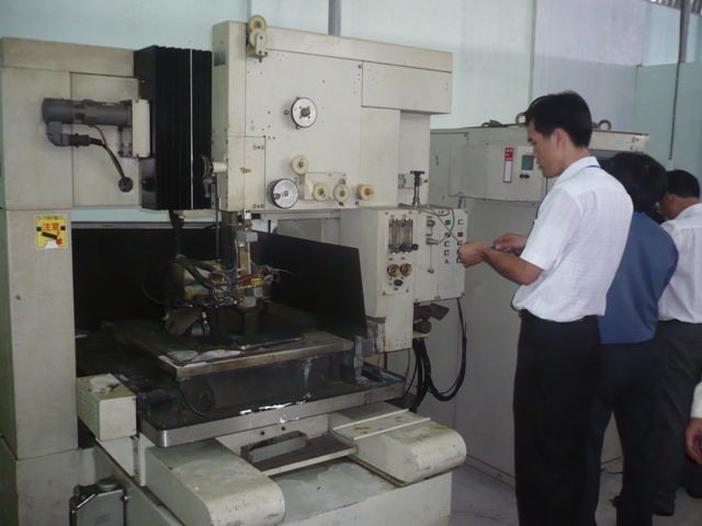 Máy cắt dây điều khiển bằng vi tính