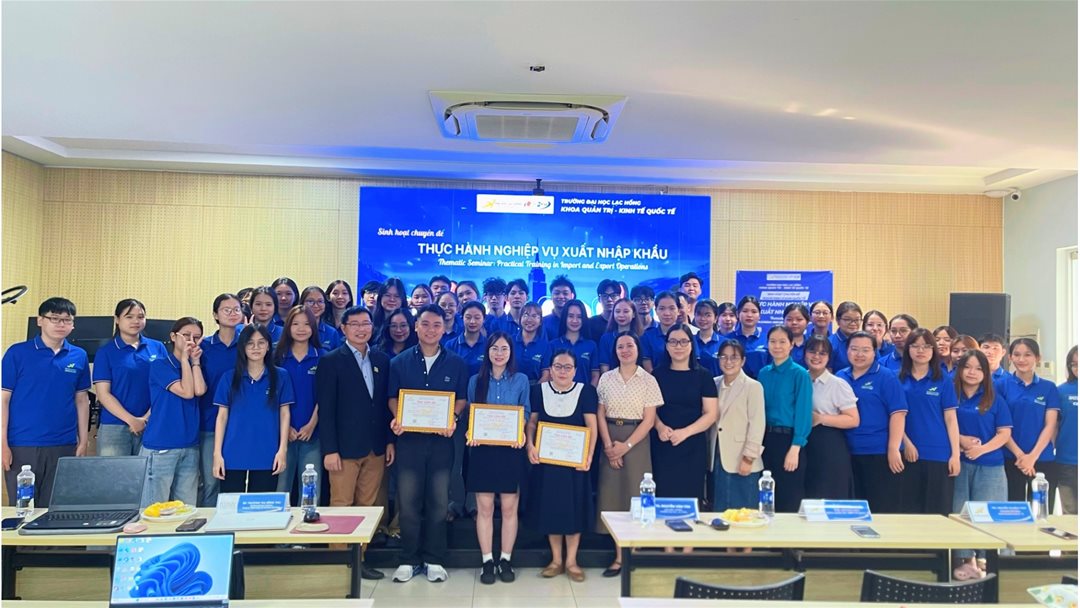 Toàn cảnh chương trình chuyên đề “Thực hành Nghiệp vụ Xuất Nhập khẩu” tại hội trường B203.
