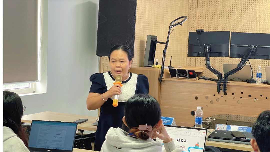 Diễn giả trao đổi các tình huống thực tế và kỹ năng quản trị rủi ro trong hoạt động xuất nhập khẩu.