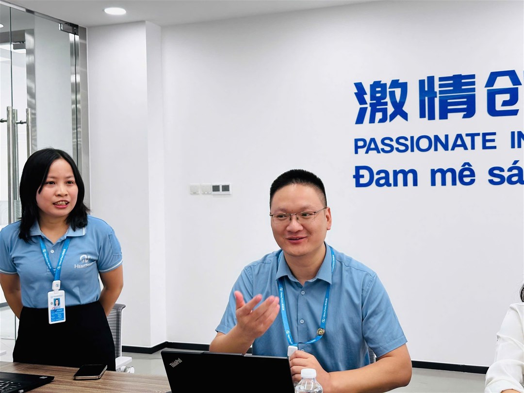 Ông Yang Chen - Tổng Giám đốc điều hành trao đổi cùng sinh viên Ngôn ngữ Trung Quốc.